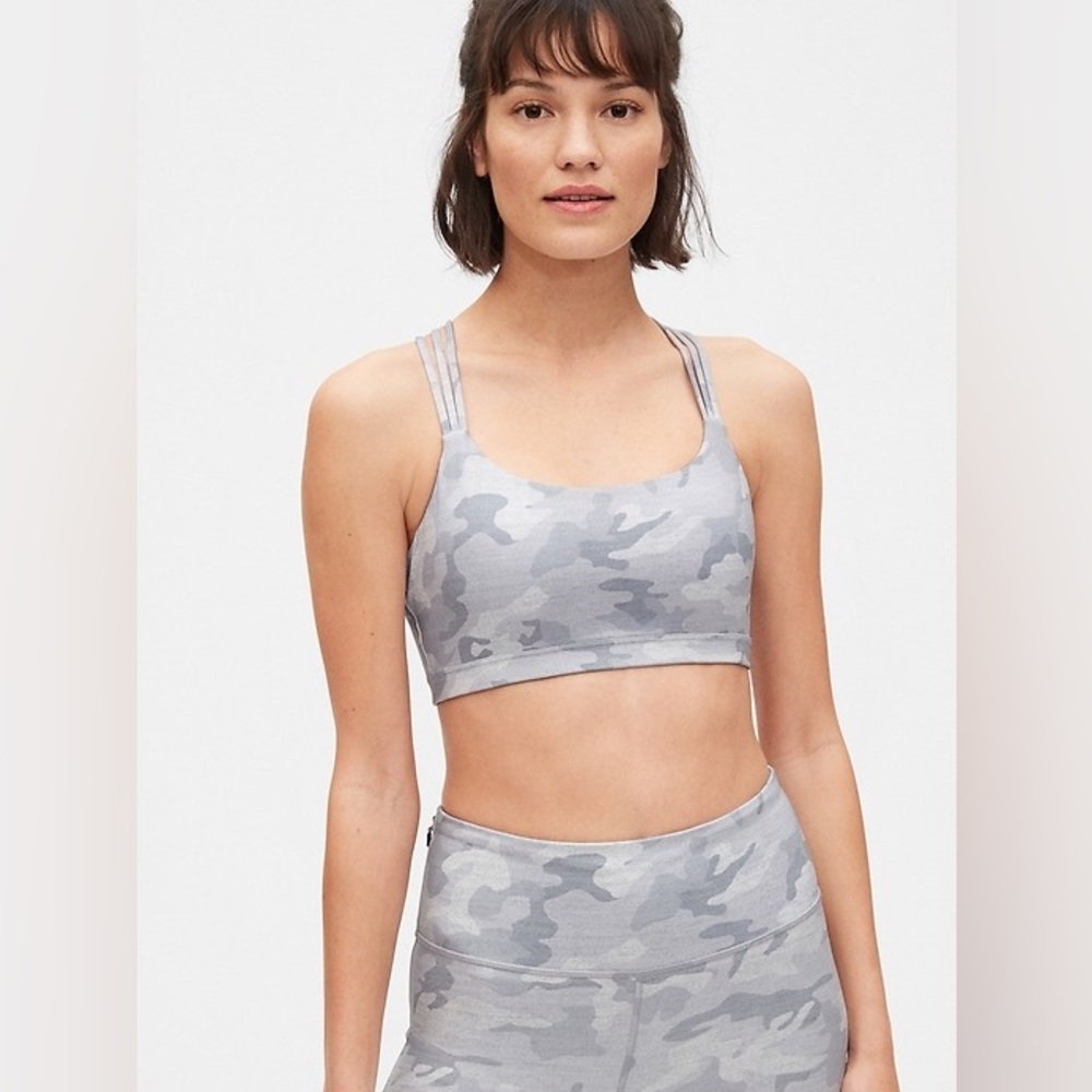GapFit Eclipse Strappy Sports Bra